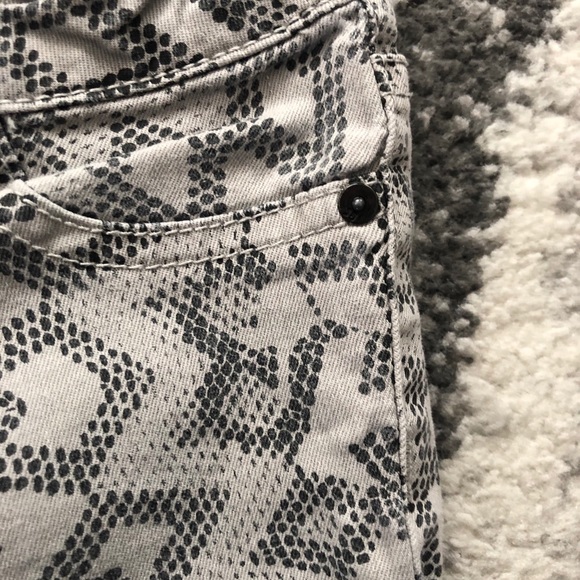 3/$30 Black & Gray Patterned Joe’s Jeans Size 6X - Picture 3 of 7